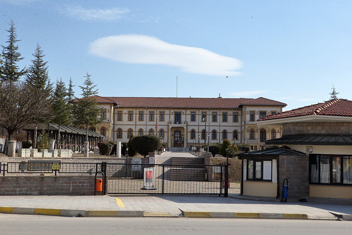 Çorum Müzesi arkeologlarından Resul İbiş, 2022 yılında gerçekleştirdikleri teşhir tanzim çalışmalarında bu yıl ilk kez literatüre ‘Çitli bileziği’ olarak geçen Hitit bileziğini ziyaretçilerin beğenisine sunduklarını söyledi.<br><br>