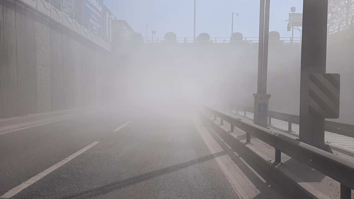 Tünel güvenlik amacıyla çift yönlü ulaşıma kapatıldı. Ulaşım yan yollardan sağlandı.<br><br>