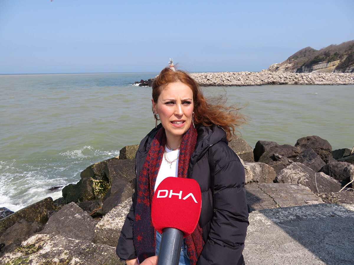 Şile Ağva'da denizin mavi rengi kahverengiye döndü.<br><br>Özellikle sahile yakın bölümü kahverengiye bürünürken denizin renginin, iki ayrı dereden akan su nedeniyle kahverengiye dönüştüğü öne sürüldü.