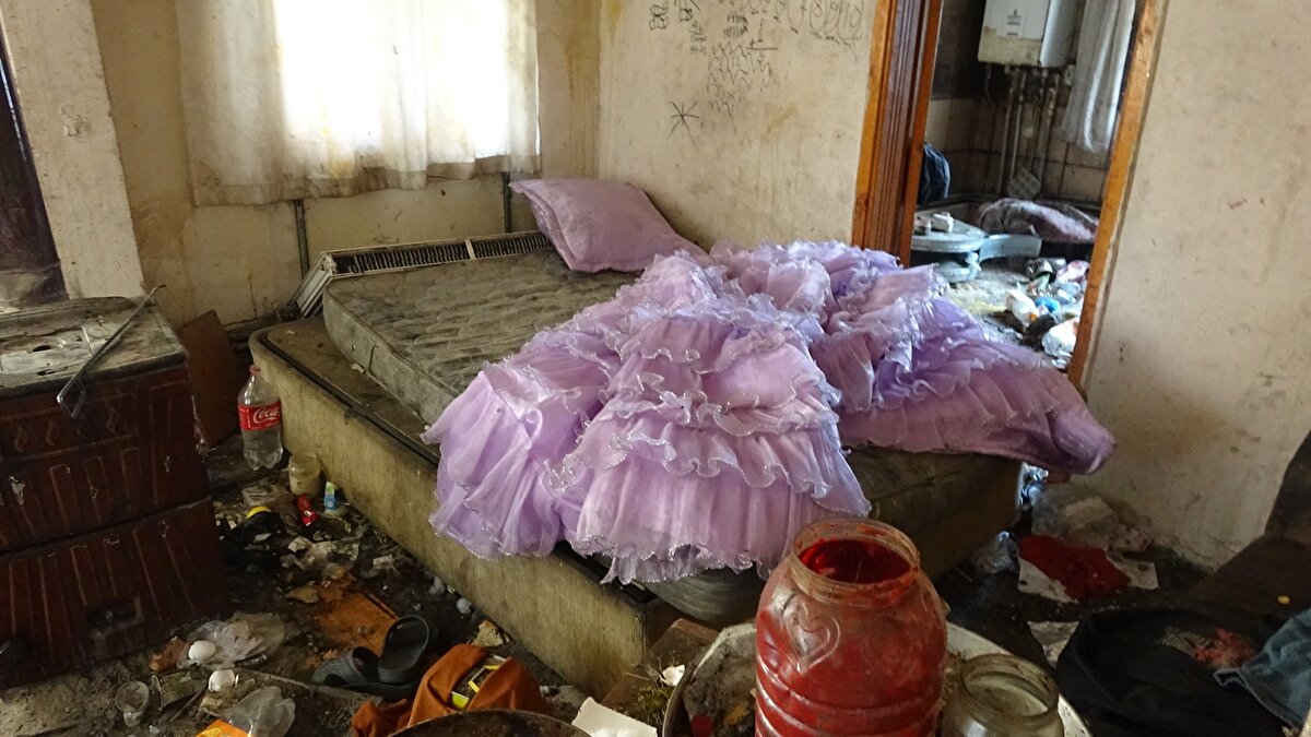 Görevliler, Bekir G. (45) ve Fikriye G. (40) çifti ile görüşürken, 9 ve 11 yaşındaki erkek çocuklarla, okulda bulunan 12 yaşındaki kız çocuğunu koruma altına almak istediklerini belirtti. Fikriye G. duruma karşı çıktı, fenalaştı.