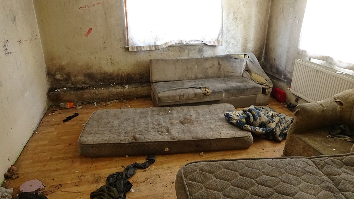 Zabıta memurları, çocuklara aç olup olmadıklarını sordu. Çocuklar, dün akşam yemek yediklerini, daha sonra bir şey yemediklerini söyledi. Haber verilmesi üzerine polis, sağlık ve Aile ve Sosyal Hizmetler Müdürlüğü görevlileri geldi.