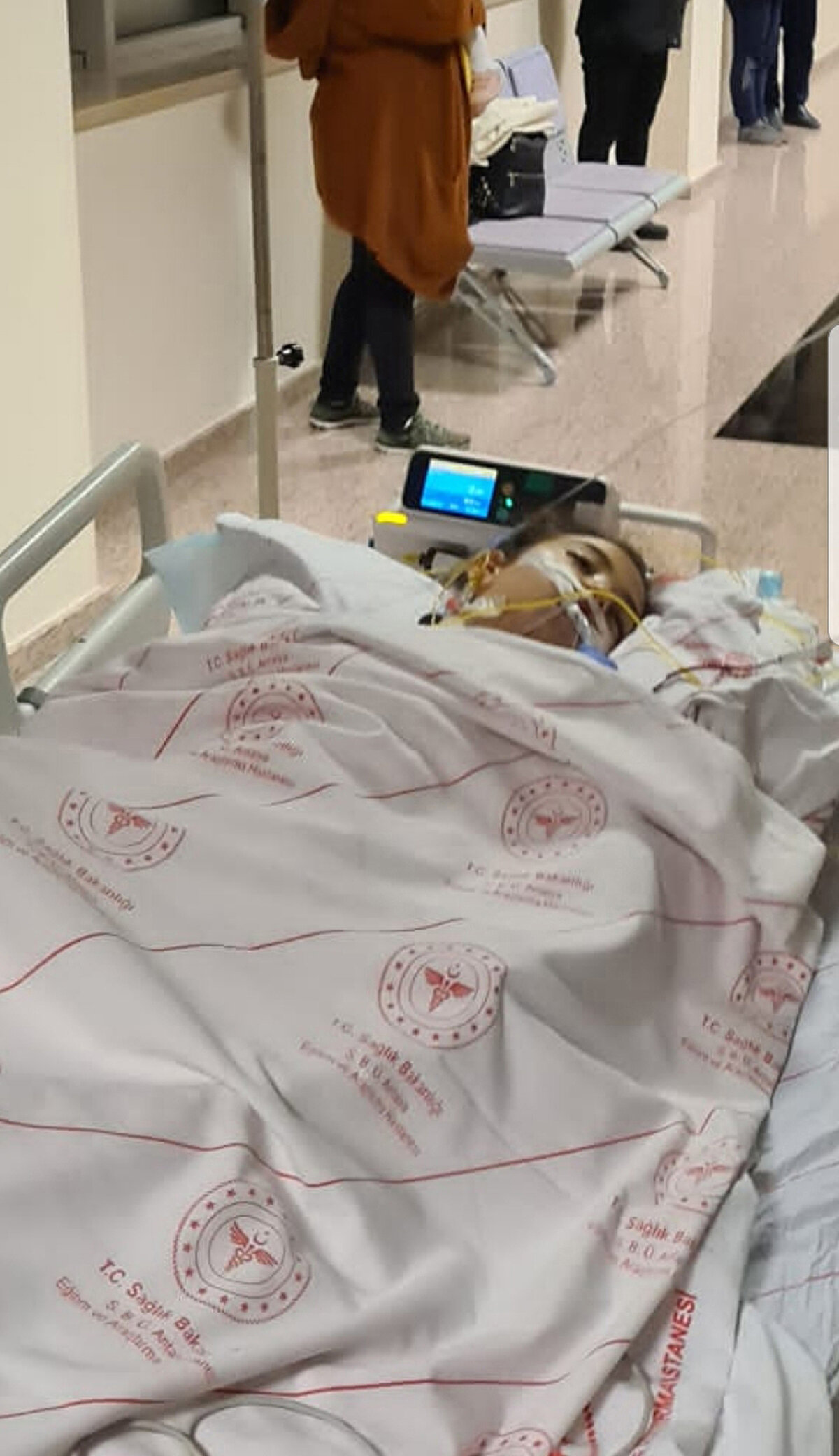 Sağ bacağı kamyonun ön tekerinin altında kalan Mahra, yaralandı. Kaza yerindeki ilk müdahalenin ardından Antalya Eğitim ve Araştırma Hastanesi'ne sevk edilen Mahra, 3,5 saatlik ameliyatın ardından yoğun bakıma alındı.