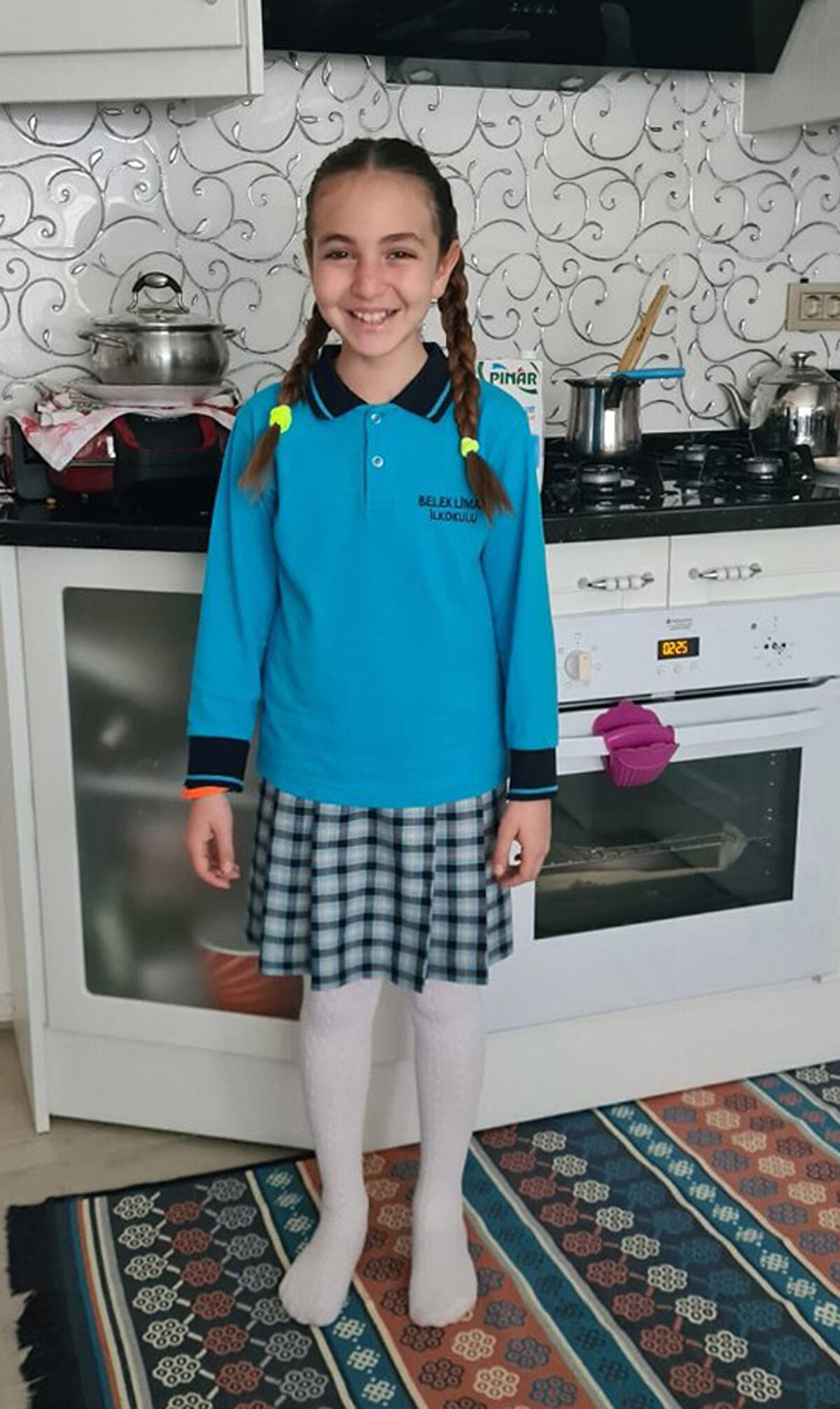 Ertesi gün saat 01.00 sıralarında beyninin sol bölgesinde oluşan kararma nedeniyle 2'nci kez ameliyat edilen Mahra'nın parçalanan sağ bacağı da diz üstünden kesildi.