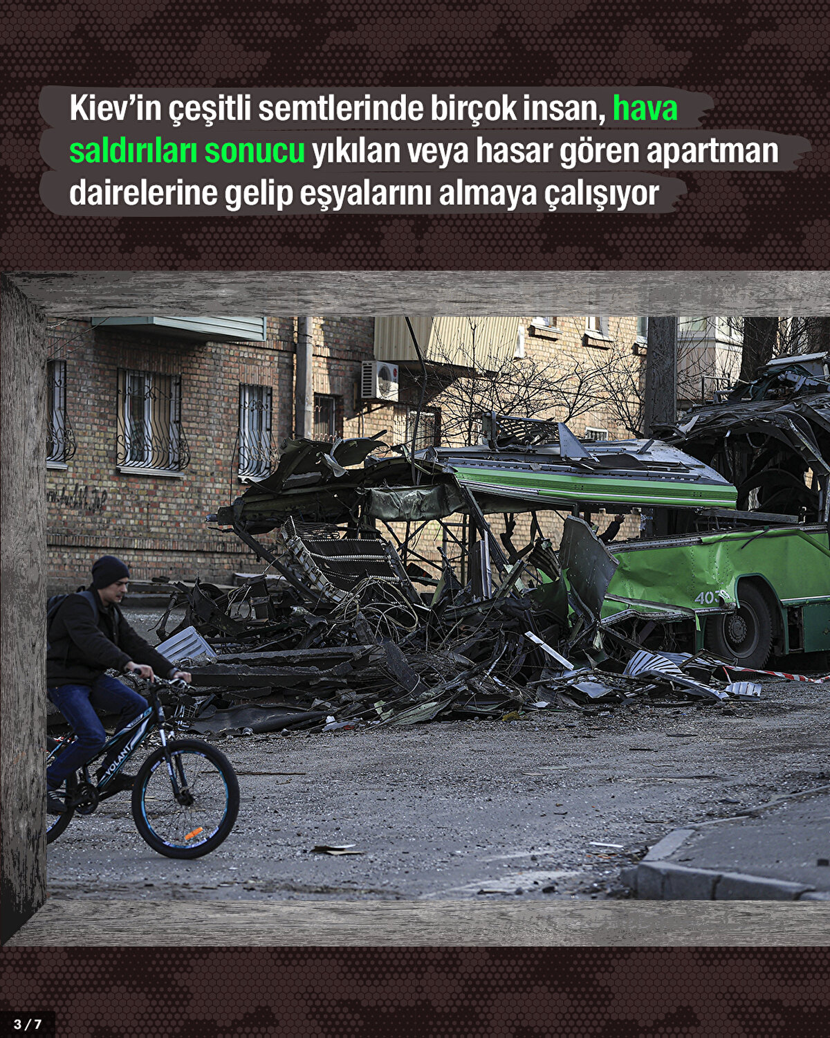  Kiev’in çeşitli semtlerinde birçok insan, hava saldırıları sonucu yıkılan veya hasar gören apartman dairelerine gelip eşyalarını almaya çalışıyor.