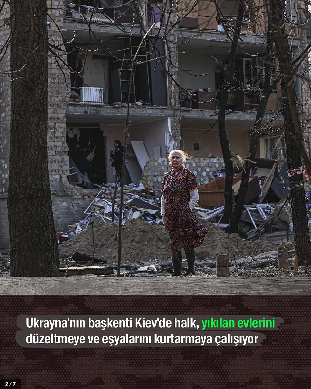  Ukrayna'nın başkenti Kiev'de halk, yıkılan evlerini düzeltmeye ve eşyalarını kurtarmaya çalışıyor.