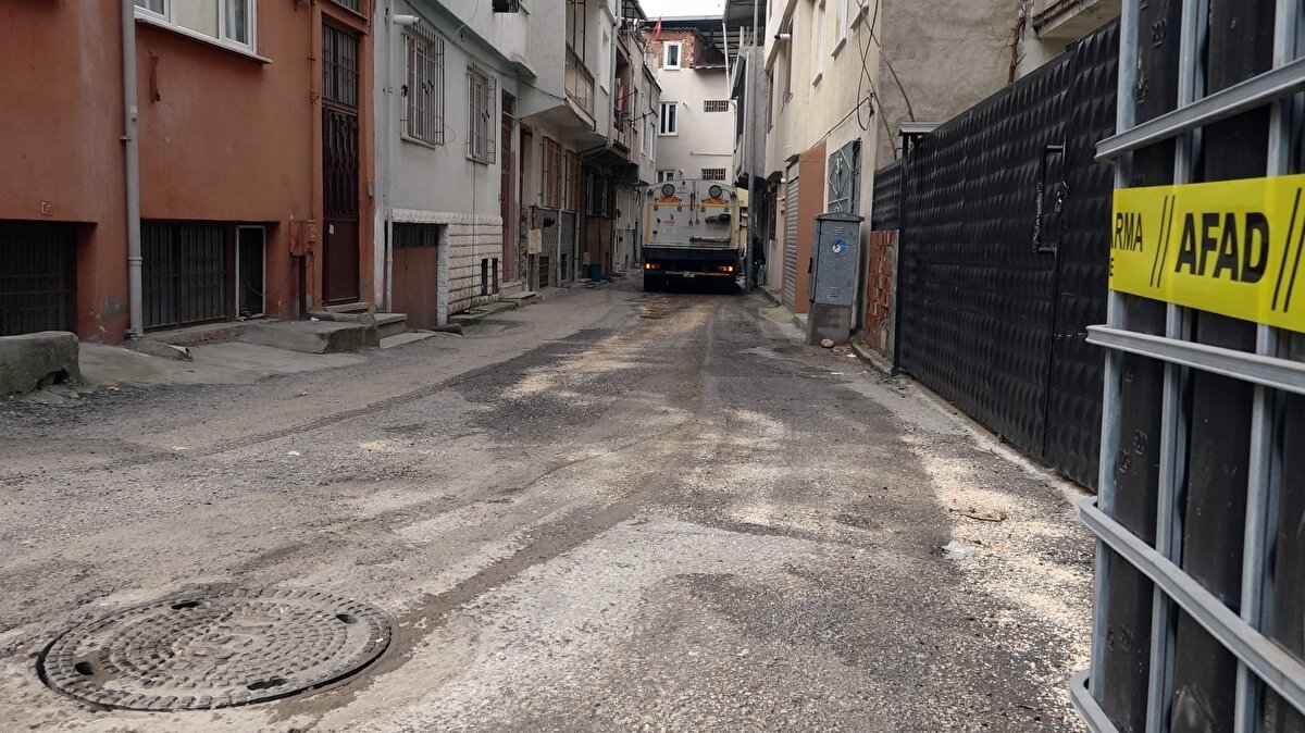 İçinde hala kimyasal madde bulunduğu tahmin edilen varil ise ekipler tarafından kaldırılarak imha edildi.