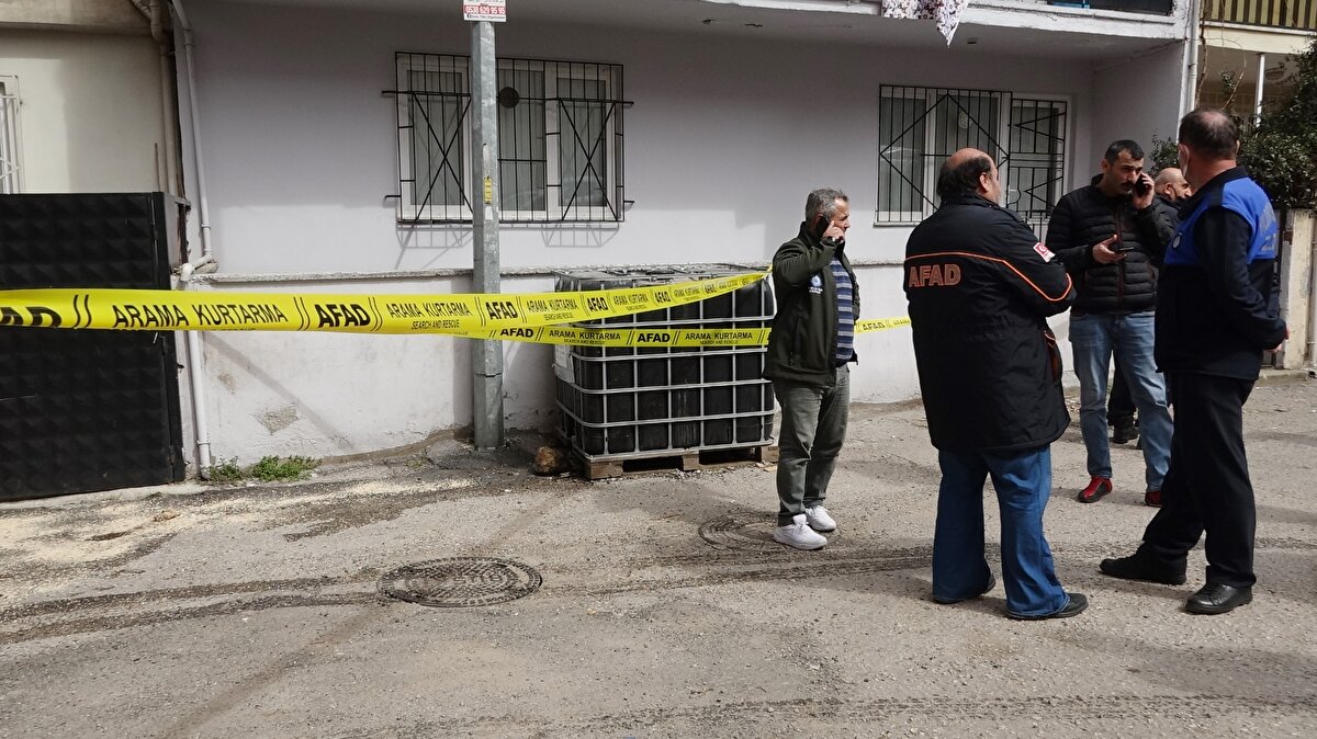 Kimyasal maddeden örnekler alan KBRN ekipleri, inceleme başlatırken, çalışmaların ardından sokak, belediye ekiplerince temizlendi.