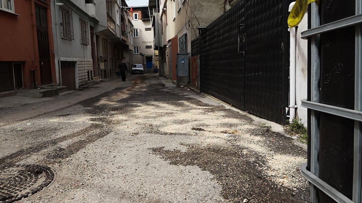 Polis, kimyasal madde yüklü depolama tankını bölgeye bırakan şüpheli ya da şüphelinin belirlenip, yakalanması için çalışma başlattı.