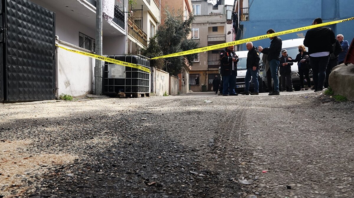 İhbarla olay yerine AFAD'a bağlı KBRN ve polis ekipleri sevk edildi. Polis, sokağa girişleri kapatıp, geniş güvenlik önlemi alırken, KBRN ekipleri ise yanıcı olduğu tespit edilen kimyasal maddenin türünün belirlenmesi için çalışma başlattı.
