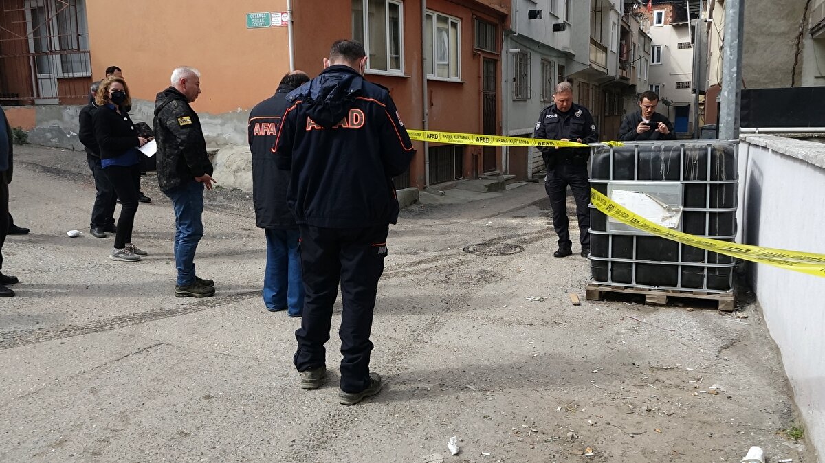 Olay, saat 10.30 sıralarında, Yıldırım ilçesine bağlı Ortabağlar Mahallesi'nde meydana geldi. Mahalleli, 5'inci Cenk Sokak'tan keskin koku geldiğini fark etti. 5 aydır kirasını vermediği evden kaçan kiracının bıraktığı iddia edilen ve içinde 1,5 tona yakın kimyasal madde bulunan varilden koku geldiğini anlaşılınca polise haber verildi.