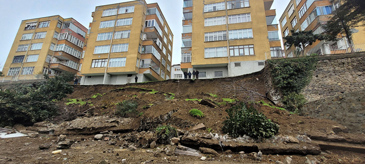 "TEDBİRLİ OLUNMALI"<br>Yağışlar ve ani sıcaklıklara bağlı kar erimelerinin tehlike yaratabileceğini kaydeden Doç. Dr. Kurdoğlu, “Doğu Karadeniz’in pek çok yeri çay ve fındık tarlası. Üstelik çok eğimli yerlerde bu yapılıyor. Çay ve fındık toprağı tutma bakımından çok faydalı bitkiler değil. Eriyen karlar eğimle birlikte önüne ne kattıysa bozup yıkıyor. Yağmurla veya ani sıcaklıkla hızlı kar erimeleri ile çok ciddi problemlerle karşılaşılabilir, tedbirli olunmalı" dedi.