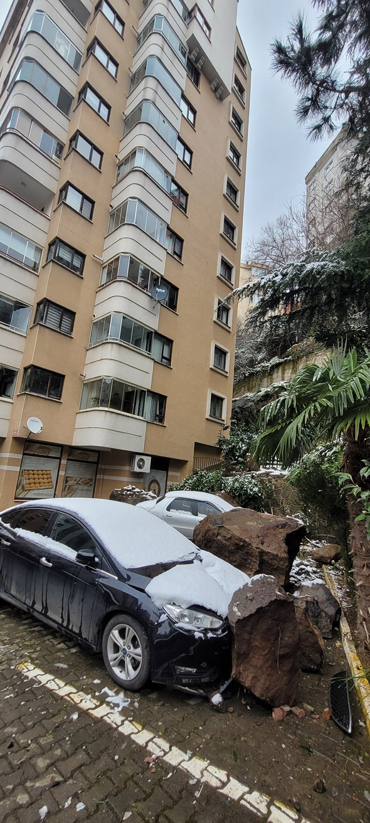 "YAĞIŞLAR KURAKLIK AÇISINDAN SEVİNDİRİCİ"<br>Karadeniz Teknik Üniversitesi (KTÜ) Orman Fakültesi öğretim üyesi Doç. Dr. Oğuz Kurdoğlu, bu yıl kar yağışlarının ülkede yaşanan kuraklık açısından sevindirici olduğunu söyledi.<br><br>Kurdoğlu, “Ciddi kuraklık vardı. Bazı bölgelerde özellikle barajlar neredeyse sıfırlanmıştı. Kar yağışının hem ekosistem açısından hem de bütün yaşam formları açısından çok derece büyük önemi var. Ancak bu yıl beklediğimizden fazla kar yağdı, oldukça geç yağdı ve uzun sürdü. Ciddi bir kar stoku oluştu” dedi.