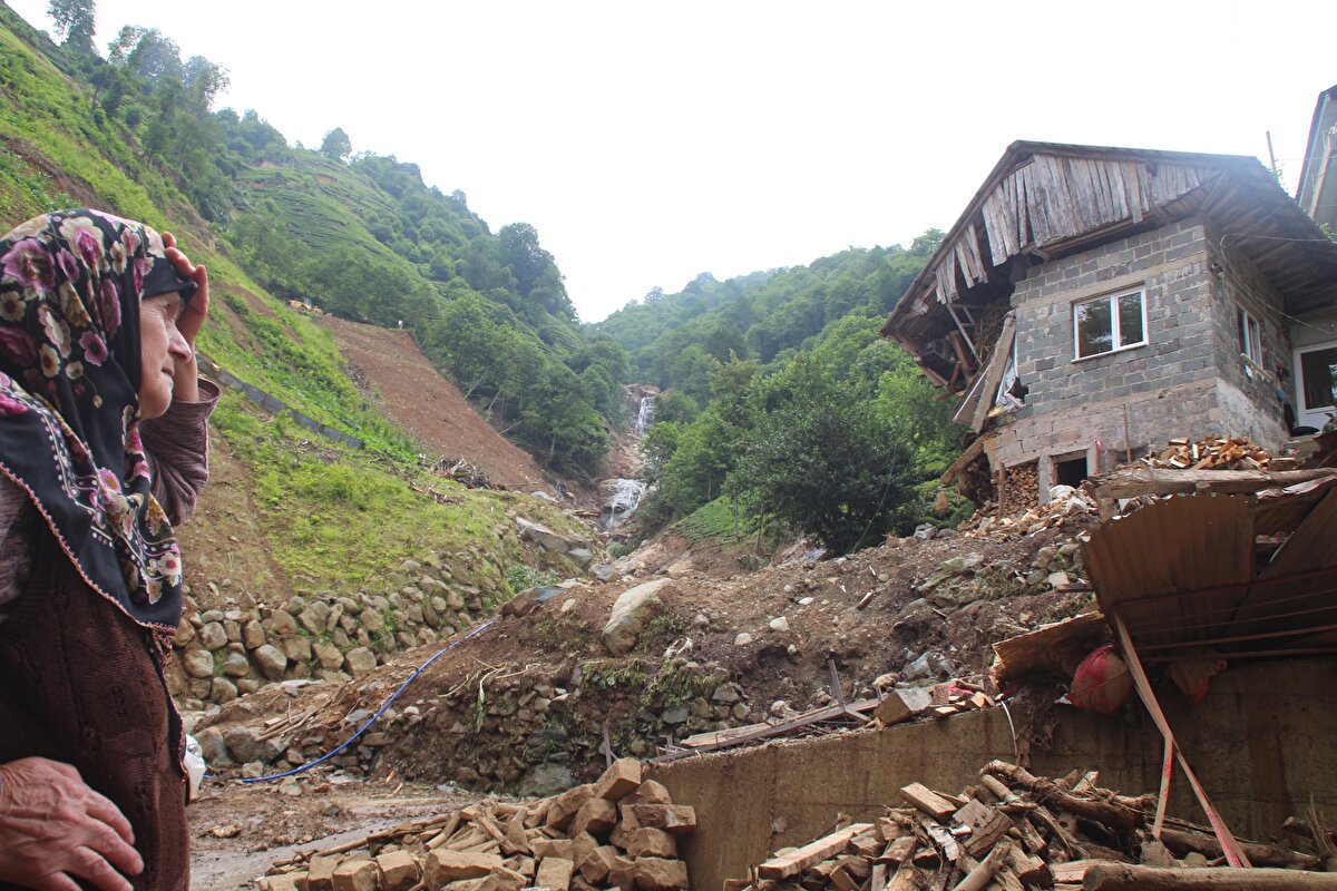 Küresel iklim değişikliğinin etkisiyle ani ve şiddetli yağışların sel ve heyelanlara yol açtığı Karadeniz Bölgesi'nde sıcaklıklar aniden arttı.<br><br>Sıcaklık artışı ile ani erimeye başlayan karlar nedeniyle yumuşayan toprakta heyelan meydana geliyor. <br><br>