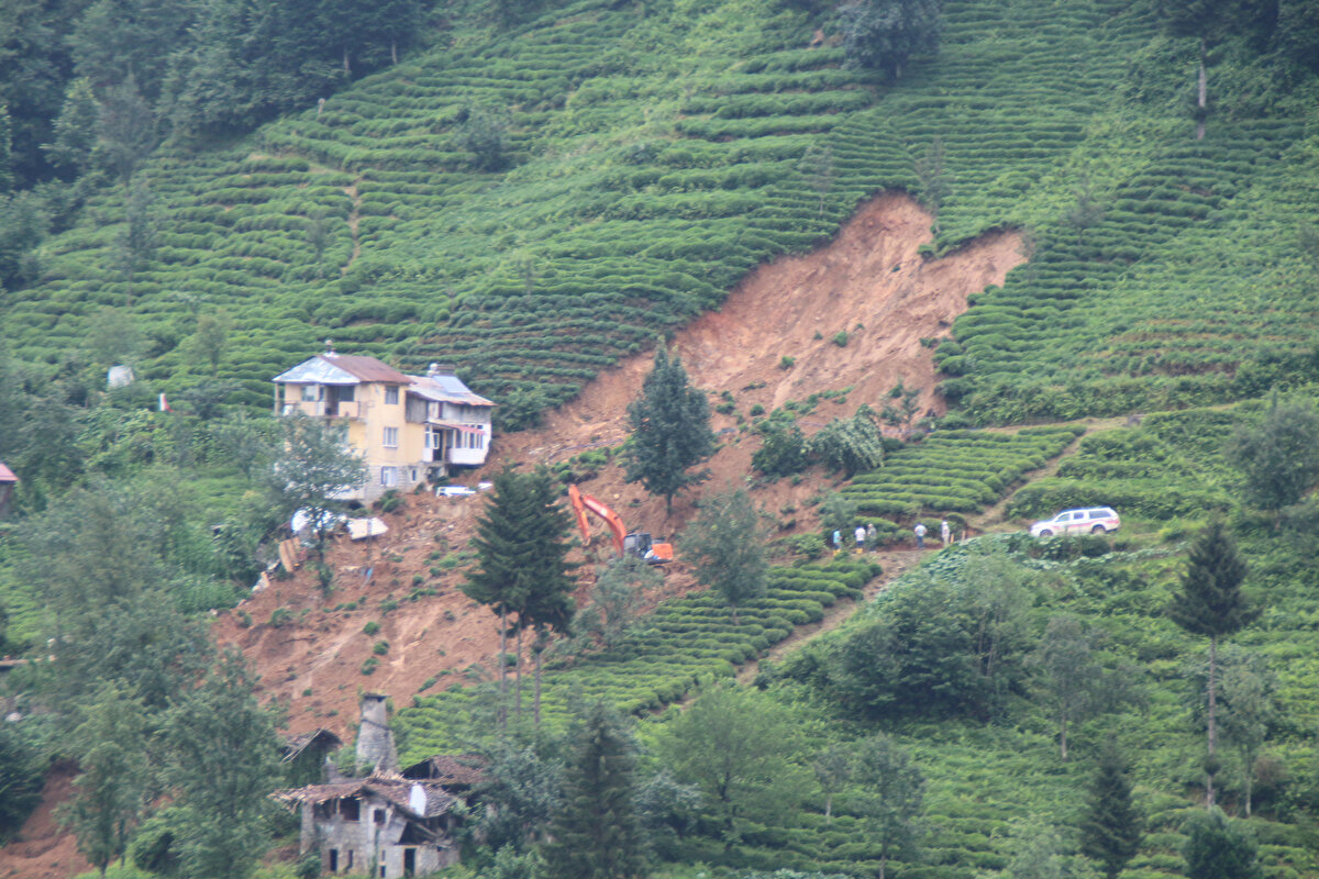Son 2 haftada Ordu’da 293, Trabzon’da 30, Samsun’da 26, Giresun’da 20, Rize’de 18, Artvin’de 6 ve Gümüşhane’de 2 heyelan meydana geldi.<br><br>Trabzon’un Tonya ilçesindeki heyelanda ise otomobildeki 4 kişi, hayatını kaybetti. Heyelanlarda evler ile altyapıda hasar oluşurken, tarım arazileri de zarar gördü.