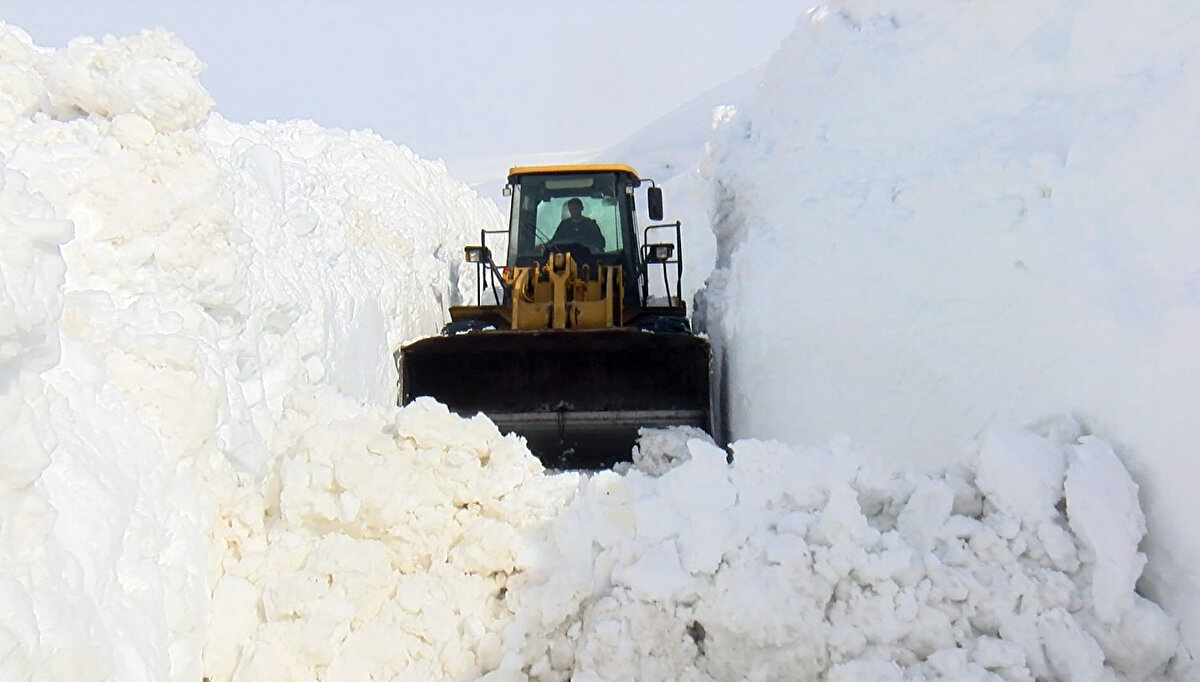 Bölgede çalışmalara katılan iş makinesi operatörü Osman Korkmaz, “İl Özel İdaresi ekipleri olarak karla mücadele mesaimiz, bahar mevsimi olan nisan ayında da devam ediyor. 10 metreyi bulan karda 100 metrelik yolu, bir günde ancak ulaşıma açabiliyoruz” dedi.