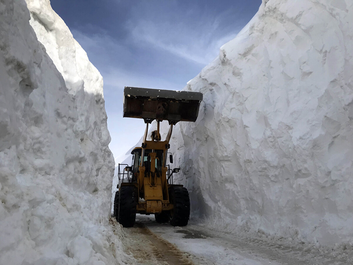 Türkiye’nin en çok kar yağışı alan illerinden olan Muş’ta, nisan ayına girilmesine karşı, karla mücadele çalışmaları sürüyor.