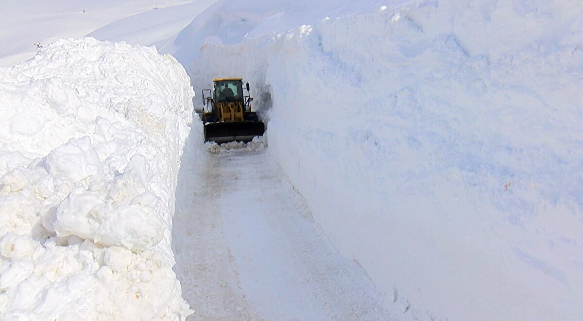 Güçlükle ilerleyen ekiplerin çalışma yürüttüğü bölgede, adeta kardan tüneller oluşuyor. Çığ riskine karşın dikkatli bir çalışma yürüten ekipler, 100 metrelik mesafeyi bir günde ancak temizleyebiliyor.