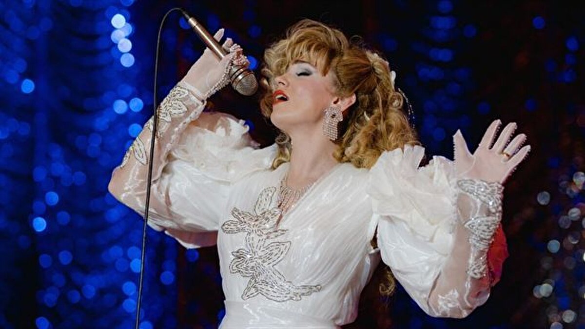 Filmde hem başrol hem de ortak yapımcı olan oyuncunun kazancının şimdilik 40 milyon lira civarında olduğu magazin kulislerinde konuşuluyor.Öte yandan Bergen filminin başrol oyuncusu Farah Zeynep Abdullah filmin Ankara galasına katıldı. Daha önce İstanbul galasında yeşil bir takım giyen ve kıyafeti hiç beğenilmeyen oyuncu bu sefer baştan aşağı beyazlar içindeydi.Mini bir etek ve bol kollu bir üste tercih eden Farah Zeynep Abdullah'ın tarzı yine sosyal medyada eleştiri yağmuruna tutuldu.<br><br><br>