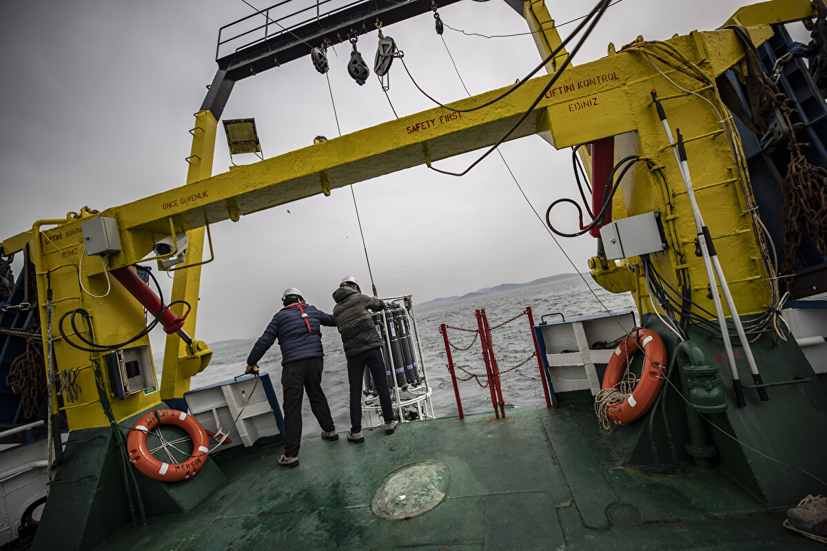 Marmara Denizi'nde mart ayı itibarıyla yeni seferine çıkan Bilim-2 Gemisi'nde araştırmalar yürüten ODTÜ Deniz Bilimleri Enstitüsünde görevli bilim insanları, İstanbul ve Çanakkale boğazları dahil 110 ayrı istasyondan CTD cihazıyla aldıkları numuneleri, geminin laboratuvarında analiz ediyor.<br><br>Analizler sonucunda da Marmara Denizi'ndeki kirlilik, tuzluluk, sıcaklık, klorofil, fitoplankton, zooplankton, oksijen ve ışık miktarı ile bulanıklığın nedenlerine ilişkin bilgiler veri havuzunda toplanıyor.