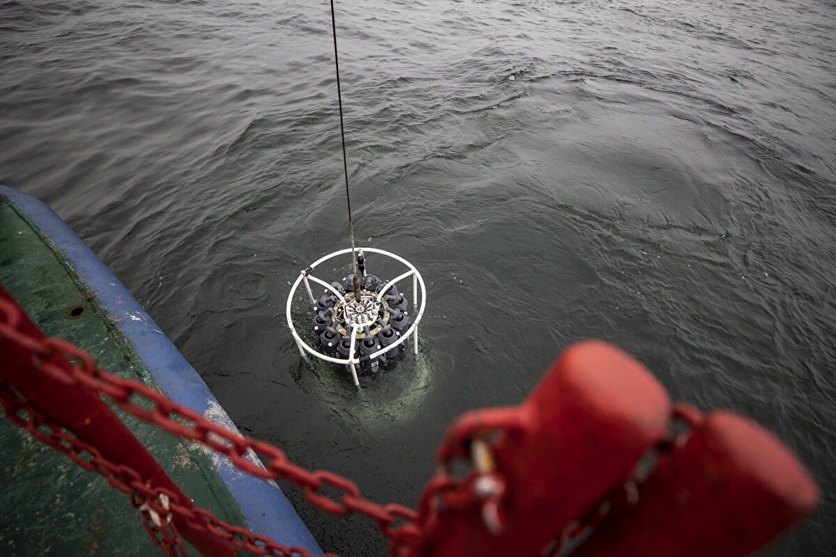 DEKOSİM Ulusal Deniz Araştırmaları Altyapı Merkezi Projesi ve TÜBİTAK BİDEB Öncü Araştırmacılar Programı tarafından da desteklenen, Çevre, Şehircilik ve İklim Değişikliği Bakanlığı ÇED İzin ve Denetim Genel Müdürlüğünün ODTÜ Deniz Bilimleri Enstitüsü koordinasyonunda, 2017'den bu yana yürüttüğü Marmara Denizi Bütünleşik Modelleme Sistemi (MARMOD) Projesi kapsamında, Marmara Denizi'ndeki çalışmalar devam ediyor.<br><br>