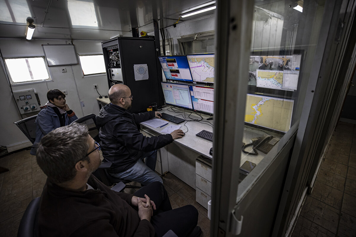 Oksijen azlığının Marmara için çok büyük bir problem olduğunu vurgulayan Yücel, "Çeşitli kurumlardaki ve kendi üniversitemdeki çeşitli araştırmacılar, dünyanın birçok yerinde benzer sistemle çalışmış durumda. Marmara Denizi onlardan bile daha oksijensiz.<br><br>İlk 25-30 metreden sonra bir balığın giremediği bir deniz, dünyada neredeyse yok. Karadeniz oksijensiz olmasıyla ünlüdür, orada bile bu kritik derinlik 80-100 metredir. <br><br>Marmara'da 25-35 metreye dayanmış durumda. Dolayısıyla artık yüzeydeki balıkçılığı ya da çeşitli ekonomik aktiviteyi destekleyecek o su hacmi, oraya sıkışmış durumda. Bu özelliği ile dünyada tek ve bu bile zaten alarm zillerinin çalmasına yetmeli.