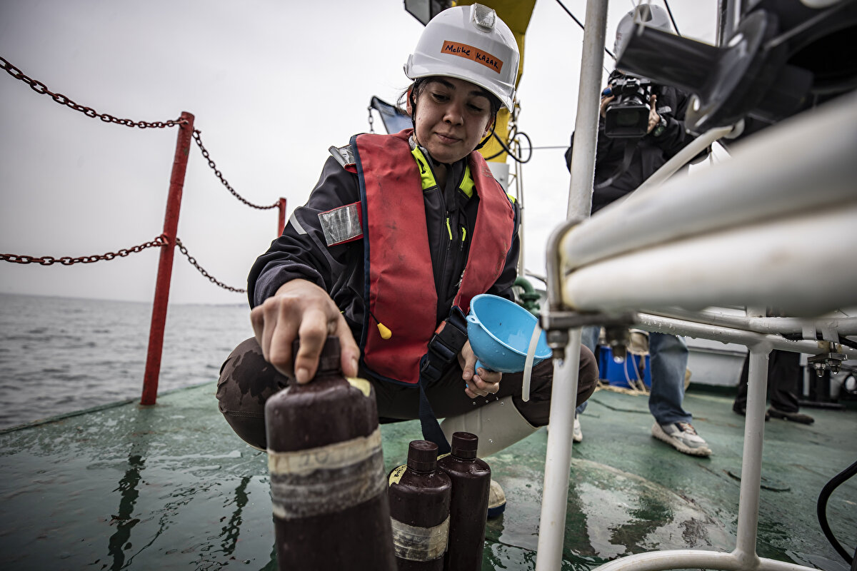 "MARMARA'DA OKSİJENİN HARCANDIĞI YERLER, OKSİJENİN SAĞLANDIĞI KAYNAKLARIN ÇOK ÇOK ÜZERİNDE"<br>Oksijensizliği tetikleyen faktörleri anlatan Mustafa Yücel, şu bilgileri aktardı:<br><br>"Denizdeki oksijen dağılımı bir dengenin sonucu. Oksijen her şeyden önce denizde üretiliyor. Bunu ne üretiyor? Alg dediğimiz çoğu mikroskobik olan canlılar, fotosentez yaparak kendileri büyüyorlar, oksijeni de bir yan ürün olarak üretiyorlar. İkincisi, atmosferden denize karışıyor, üçüncüsü de Akdeniz gibi derin akıntılarınız varsa, onlar derinlere oksijen getiriyor.<br><br>Bunlar oksijen bütçemizin girdileri, bir de çıktıları var. Nasıl biz solunum yaparken oksijen harcıyorsak, denizde de bizim gibi solunum yapan canlılar var. Bunlar oksijeni kullanarak, çeşitli 'yemek moleküllerini' parçalıyorlar. Bunlar da oksijen tüketiyor.