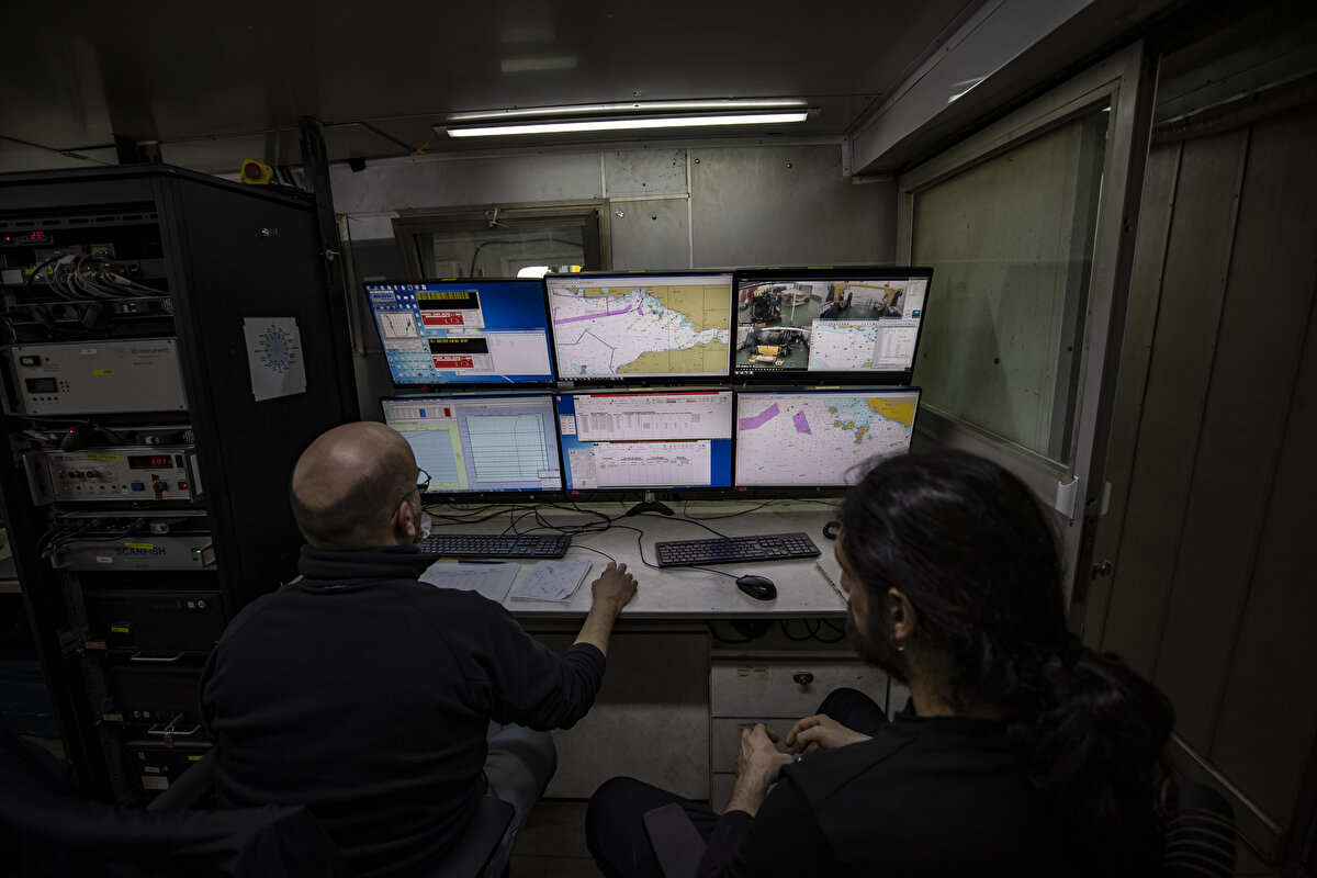 Müsilaj, biraz da bu sorunun çözümünü hızlandırabilir. Çünkü müsilaj için açıklanan eylem planı, az önce bahsettiğim fazla azot, fosfor yüklerini kesme yönünde. Ana amacı bunları en az yüzde 40-50 kesmek" diye konuştu.<br><br>Müsilaj Eylem Planı'nın bilimsel bulguları kullanan bir eylem planı olduğunu düşündüklerini dile getiren Mustafa Yücel, özellikle yük azaltım tedbirleri ilk aşamada devreye alındığında, denizin yavaş yavaş toparlandığının görüleceğini söyledi.
