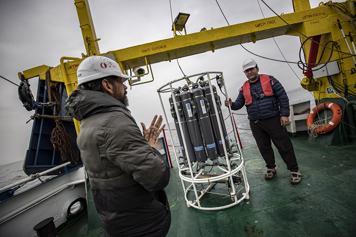 Bu son seferde elde ettikleri verilere ilişkin bilgi veren Yücel, sözlerine şöyle devam etti:<br><br>"Bir hafta önce Çanakkale Boğazı'na giriş yaptık. İzmit Körfezi hariç 110 istasyondan 90'ını tamamladık. Şu an 45C dediğimiz Marmara'nın en derin yerlerinden Çınarcık Çukuru'ndayız.<br><br>Burası 50-60 yıldır çeşitli kurumların da gözlemlediği uzun dönemli izleme istasyonu aslında. Marmara'nın uzun dönemli değişimlerini bu lokasyondan öğrendik, öğrenmeye devam ediyoruz.