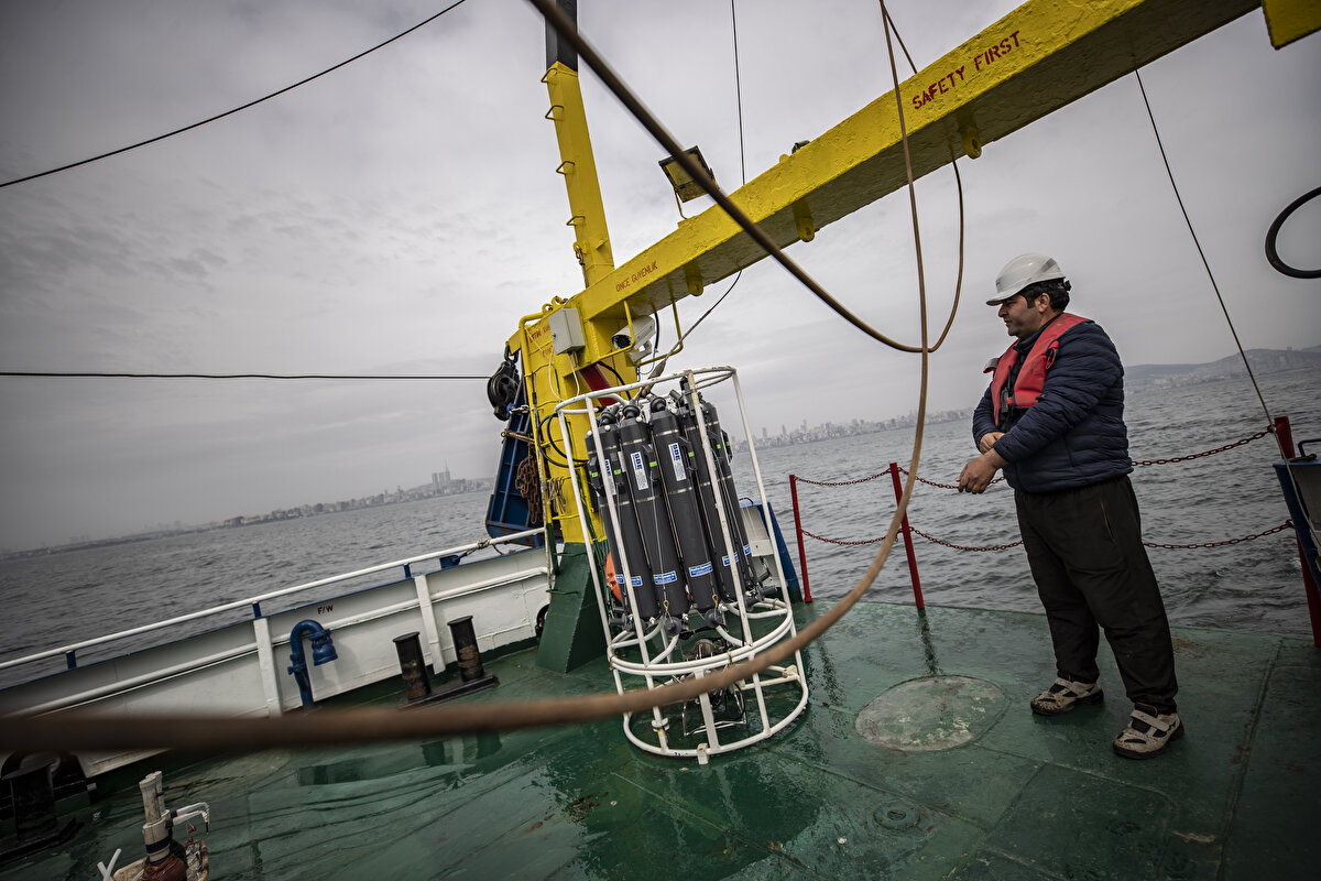 "MARMARA DENİZİ'NDE ŞU AN MÜSİLAJ YOK"<br>ODTÜ Deniz Bilimleri Enstitüsü Müdür Yardımcısı Doç. Dr. Mustafa Yücel, yaptıkları araştırmaları ve elde ettikleri bulguları anlattı.<br><br>Bilim-2 gemisinin yaklaşık bir yıldır Marmara Denizi'nde çok yoğun şekilde çalıştığını hatırlatan Doç. Dr. Yücel, geçen yıl ilkbahar ve yaz aylarında müsilajın Marmara'nın her yerini kapladığını, o dönemde yaptıkları seferlerde müsilajın her yere yayıldığını, özellikle denizin ilk 30 metresinde yoğun olduğunu gösterdiklerini belirtti.