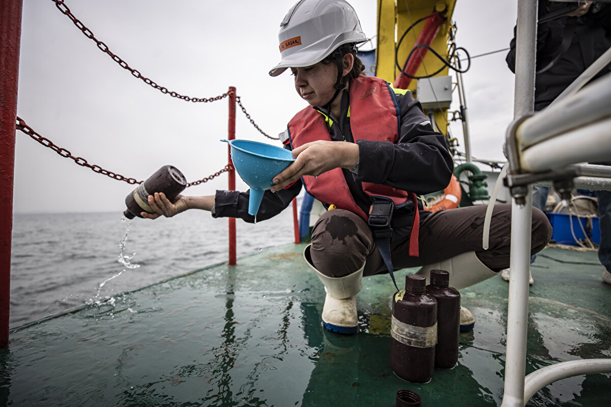 "AZALAN OKSİJEN SEVİYESİ ALARM ZİLLERİNİN ÇALMASINA YETMELİ"<br>Geçen yıl yaşanan müsilaj patlamasının bunun uç bir örneği olduğunu belirten Doç. Dr. Yücel, "Bu fazla besin yükünün yarattığı bir semptomdu. Bir komaya girdi Marmara Denizi. Şimdi çıkmış görünüyor o komadan ama hala tekrar o komaya sokacak koşullar devam ediyor.<br><br>Nedir bu koşullar? Azot, fosfor hala çok fazla. Oksijen eski kötü koşullarını koruyor. Dolayısıyla sistem, oksijeni net olarak tüketen bir sistem olarak karşımızda duruyor" dedi.