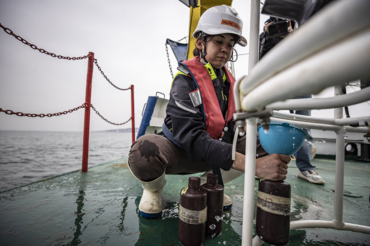 Bu oksijen girdileri, oksijen çıktılarını dengelemezse sizin sisteminizde oksijen problemi başlıyor.<br><br>Şu an Marmara'da oksijenin harcandığı yerler, oksijenin sağlandığı kaynakların çok çok üzerinde. Bunun sebebi, denizin içindeki organik moleküllerin çok çok artmış olması. Bunun ana nedeni de yine biyolojik kaynaklı, aşırı azot ve fosfor sisteme girdiğinden, bunlar özellikle ilkbahar ve yaz aylarında ışıkla birleştiğinde biyolojik üretime sebep oluyor.<br><br>Bu da daha fazla oksijen tüketimi demek. Marmara şu an bu kısır döngüye girmiş durumda. Bu besin fazlası nedeniyle, azot, fosfor fazlası nedeniyle sistemin kaldıramayacağı kadar çok fazla yemek üretiliyor."