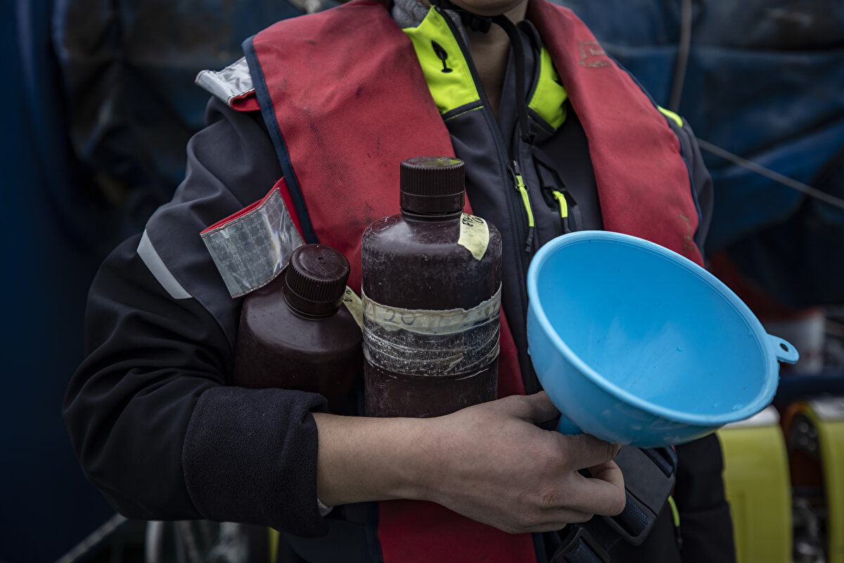 İlk bulgularımız şu yönde; her şeyden önce şunu söyleyebiliriz rahatlıkla, Marmara Denizi'nde şu an müsilaj yok. Müsilajın başladığına dair herhangi bir işaret de yok. Bunu 90 istasyon özelinde rahatlıkla söyleyebiliriz. Bunu nasıl anladık? Denizin içindeki bulanıklığı, çeşitli parametreleri ölçen sensörlerimiz var. Bununla da yetinmiyoruz.<br><br>Denizin içinden özel ağlar ile geçtiğimiz yıl topladığımız gibi yine müsilaj toplamaya çalıştık ama bu yönde bir bulguya rastlamadık. Daha çok denizanaları, bazı küçük balık larvaları gibi sayıca çok da fazla olmayan, Marmara'nın çok da zengin bir hayata ev sahipliği yapmadığını gösteren ama müsilaj izi de göstermeyen örneklere sahip olduk."