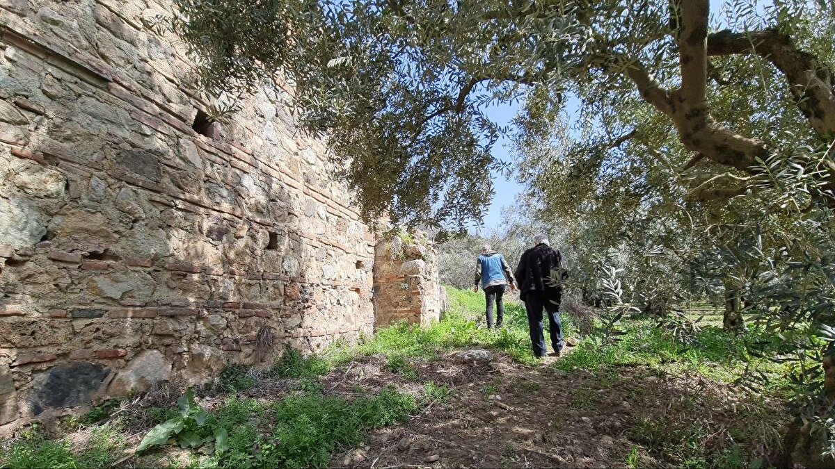  Bizanslıların kullandığı teknik ile yapılan namazgahın sadece bir kısmı kaldı. Konu ile ilgili açıklama yapan İznik Eski Müze Müdürü Taylan Sevil, “Bu duvar tekniği Bizans döneminden itibaren kullanılmaya başlanmıştır. 