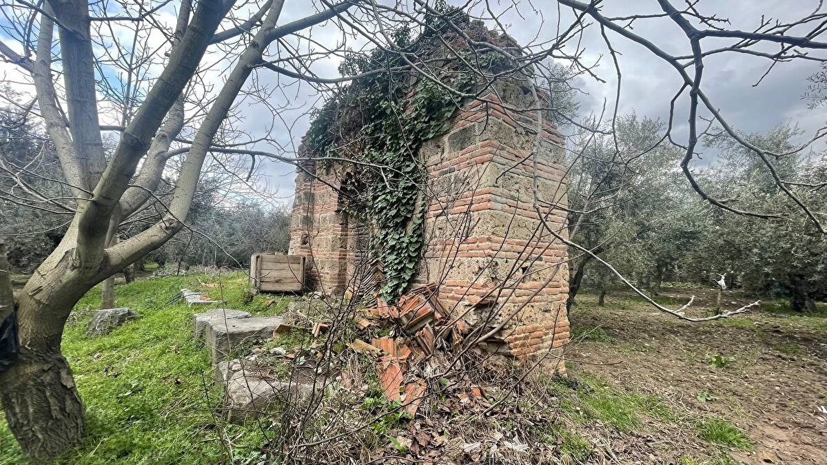 Osmanlı, Bizans, Selçuklu ve Roma Dönemlerinin başkenti olan tarihi Kent İznik'te şehir mezarlığının hemen yanında bulunan namazgah görenleri şaşırtıyor.