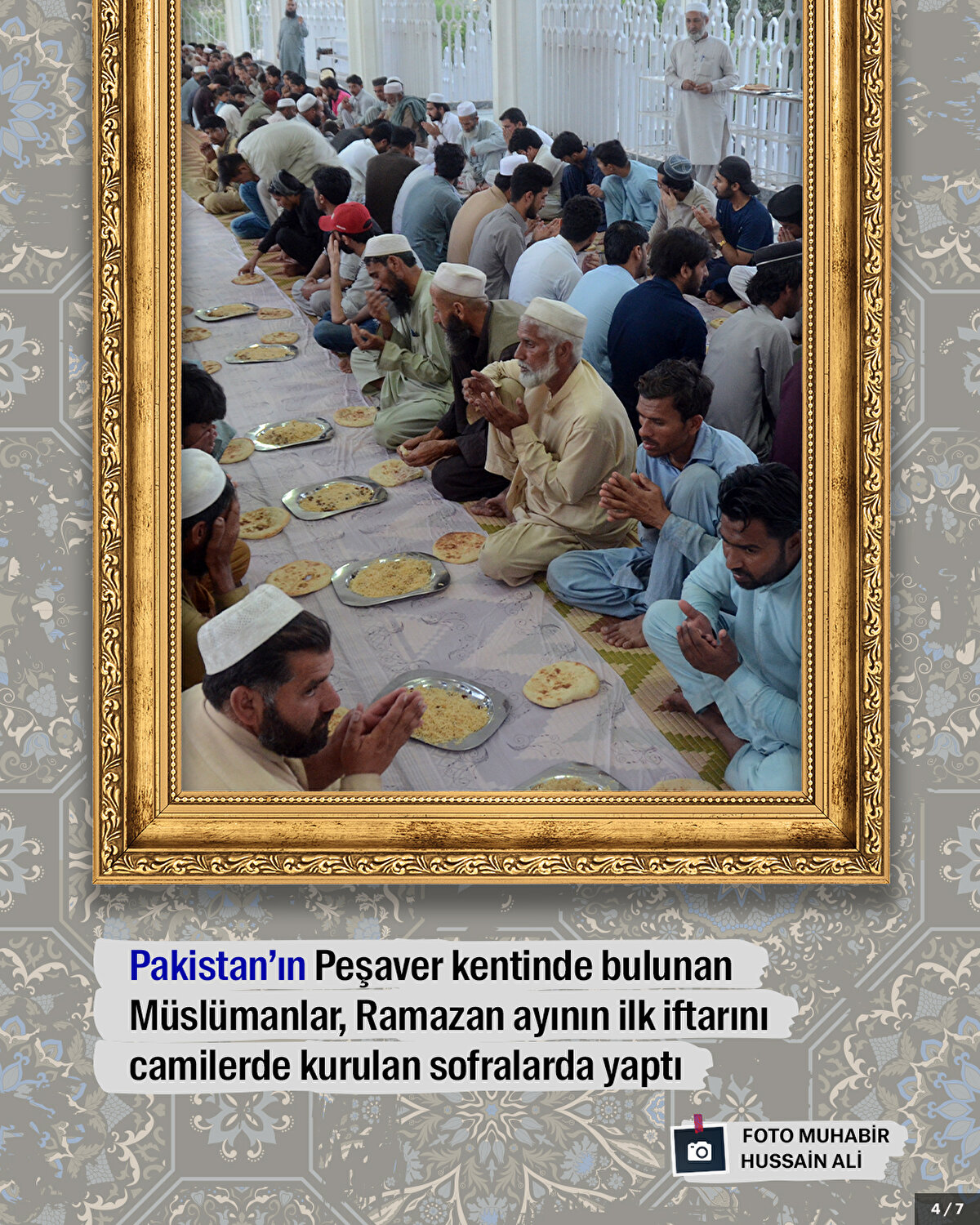 Pakistan’ın Peşaver kentinde bulunan Müslümanlar, Ramazan ayının ilk iftarını camilerde kurulan sofralarda yaptı.