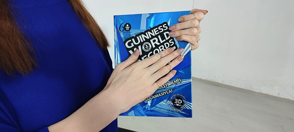 Gelgi, bu kez yaş limiti artırarak 2 metre 15 santimetre boyu ile 'dünyanın en uzun boylu kadını' unvanına sahip oldu.<br>