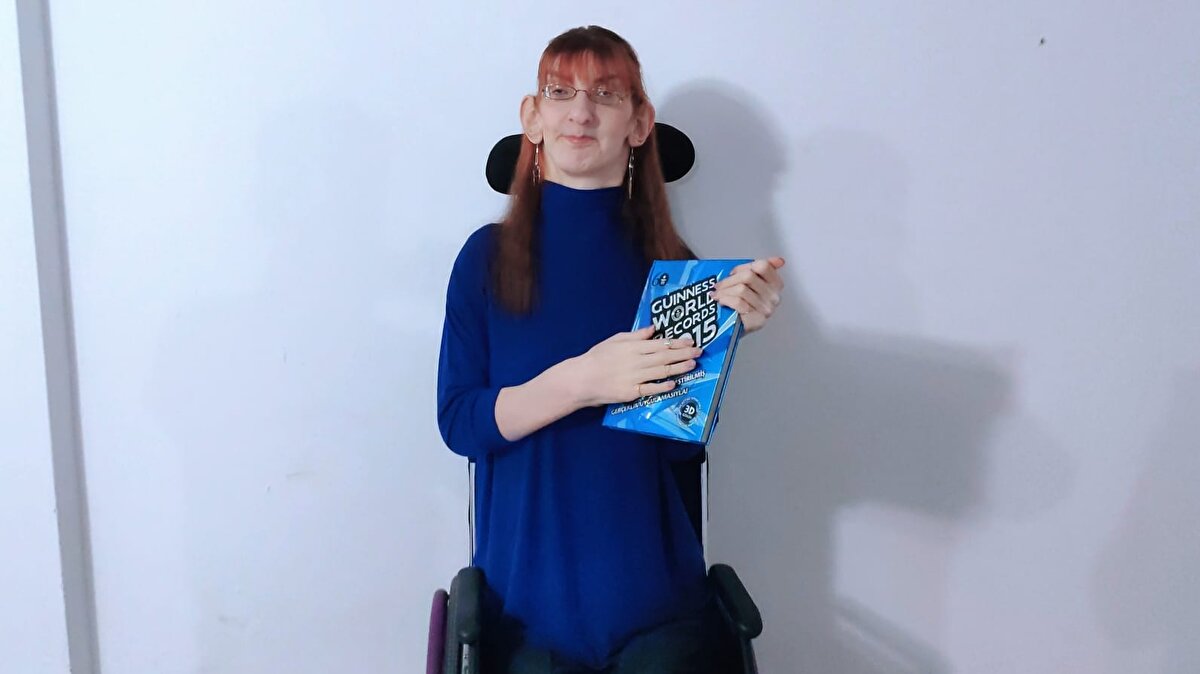 Bu rekorlar için başvuru yapmak, geçtiğimiz yıl 'dünyanın en uzun boylu kadını' unvanını elde ettiğim zamanlardan beri aklımdaydı. Bu yıl tekrar, bu 3 unvan için başvuru yaptım. Bir ölçüm süreci gerçekleştirdik ve yeni rekorlarım onaylandı" dedi.<br>