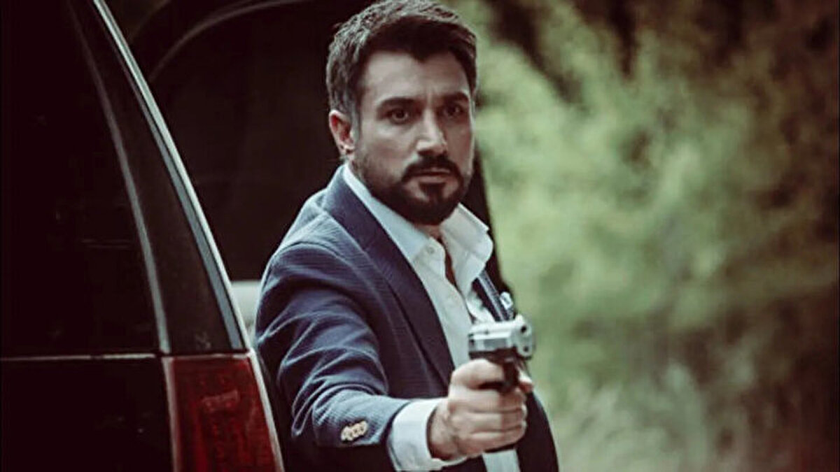 Medya kulislerine bomba gibi düşen iddianın ardından şu ana kadar ne yapımlardan ne de oyuncu Cahit Kayaoğlu’ndan şu ana kadar bir açıklama gelmemiş olmaması daha da dikkat çekti.<br>