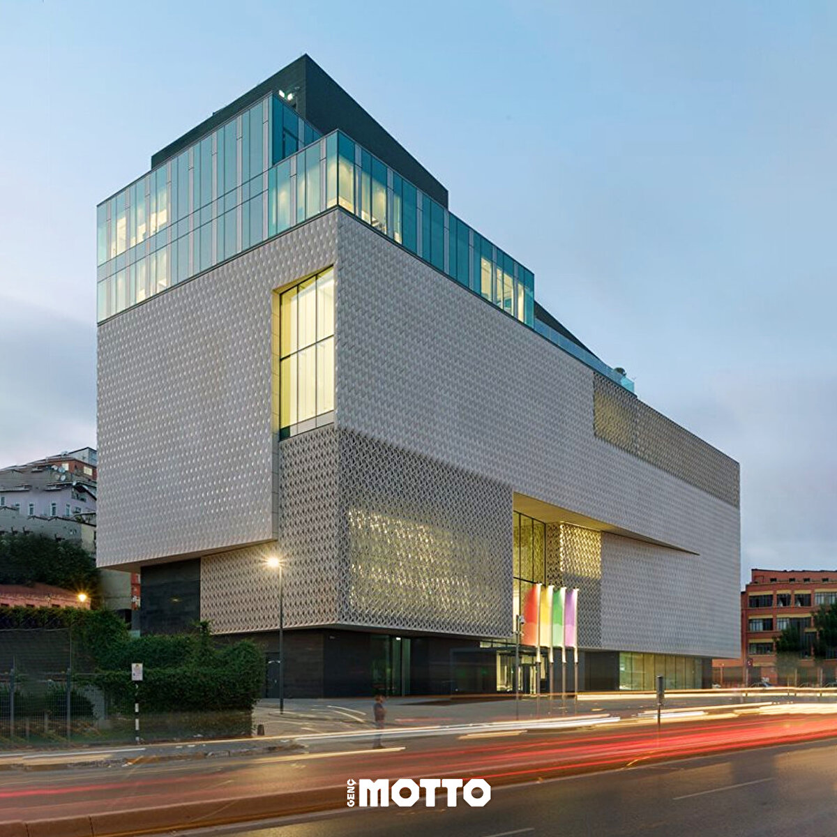 Herkese selamlar 🙋‍♂️ Nisan ayında gidilebilecek yerler arasına ekleyeceğiniz bir kültür merkeziyle geldik 😎 Neresi mi burası ❓ İstanbul'un güzide semti Beyoğlu'nda bulunan 'Arter' 🤩 2010 yılında açılan bu merkez etkileyici mimariye sahip binasıyla modern sanat eserlerini sergiliyor 🧐 Siz nasıl buldunuz❓