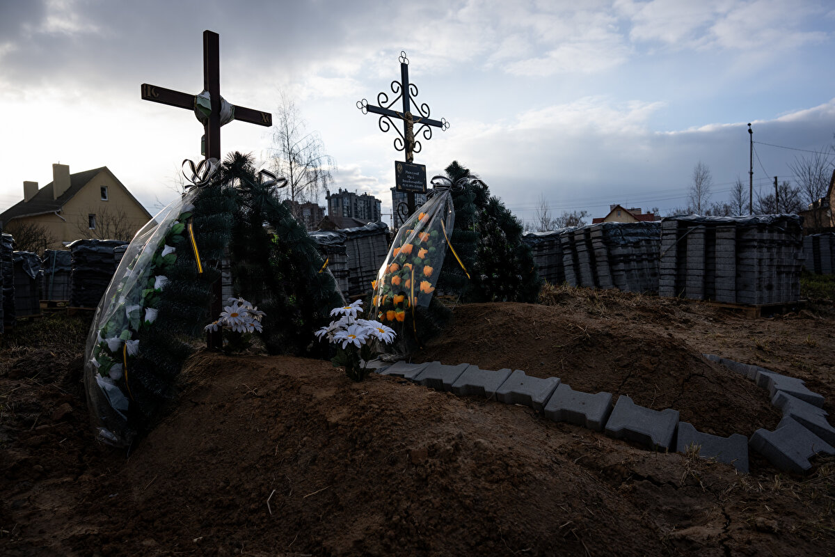 Öte yandan Ukrayna Devlet Başkanı Vladimir Zelenski, bugün Birleşmiş Milletler Güvenlik Konseyine (BMGK) hitap edecek. Sivil ölümlerinin gerçekleştiği Ukrayna'nın Buça kentini ziyaret eden Zelenski'nin BMGK'nin Ukrayna oturumunda video konferans ile konuşacağı belirtilen paylaşımda "İngiltere, Konsey başkanlığı sırasında Rusya'nın savaş suçları hakkında gerçeğin duyulmasını sağlayacak. Putin'in savaşını ve gerçeği açığa çıkaracağız" ifadesine yer verildi.<br><br>