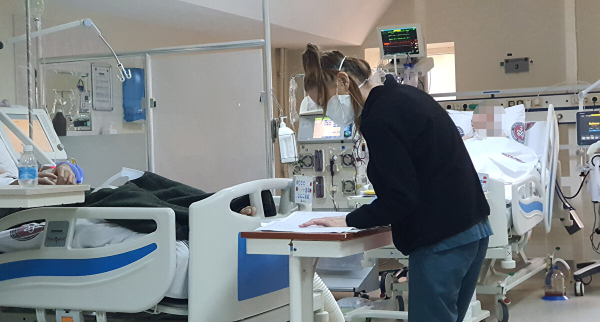 Demirkıran, "Birçok yerde COVID için ayrılan yoğun bakımların kapatıldığını görüyoruz" derken Türkiye'nin en büyük pandemi merkezlerinden Cerrahpaşa Tıp Fakültesi yoğun bakım servisinde ise bu hafta itibarıyla sadece bir COVID hastası kaldı.