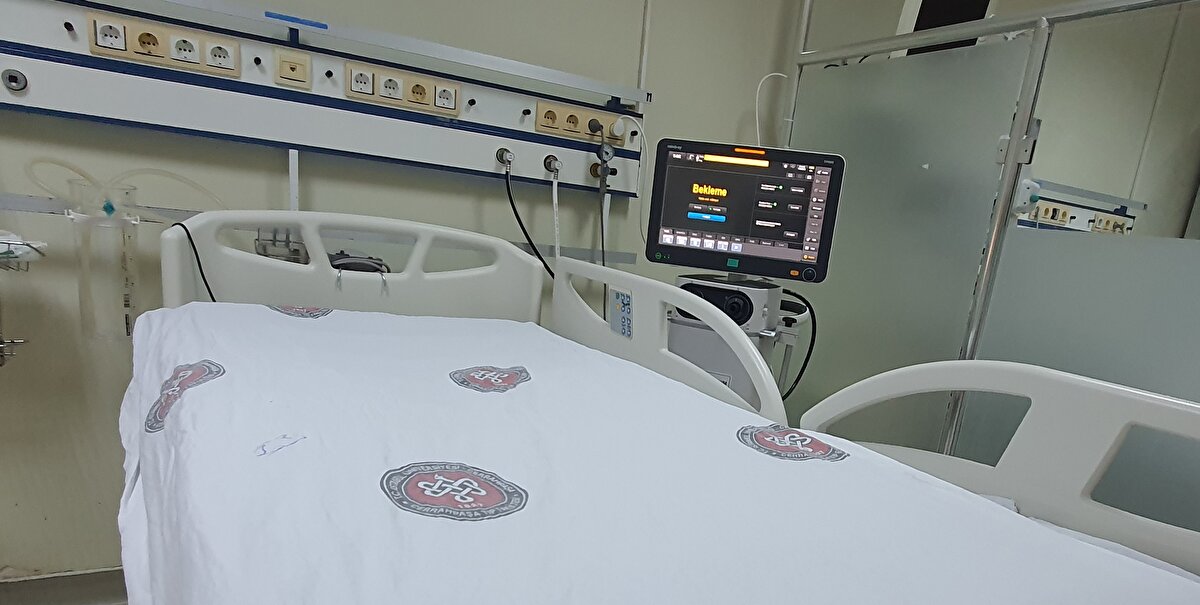 Ağır hasta sayılarındaki azalmanın en önemli nedeninin aşılama politikası olduğunu da belirten Prof. Dr. Demirkıran, "Sağlık Bakanlığı'nın aşılama politikasını iyi bir şekilde yürütmüş olması, bize bu konuda çok ciddi yarar sağladı. Tedavilerdeki gelişmeler açısından ise ne iyi gelir diye düşünerek yaptığımız tedaviler oldu baştan beri, bütün dünyada da aynı şekilde gerçekleşti bu. Çok değişen bir durum olmadı. O yüzden aşılama çok önemliydi. Aşılamada oran arttıkça COVID-19 hastalarının azalması da sağlandı. Şu anda vaka sayıları hala devam ediyor ama kritik noktaya gelmeleri daha düşük oranda artık. Aşılanması gereken yaşlı ve bağışıklık sistemi baskılanmış olan hastalar da (hatırlatma) aşılamalarını tamamladıkça ve buna özen gösterdikçe, sayılar beklendiği üzere aşağıya düşüyor" diye konuştu.