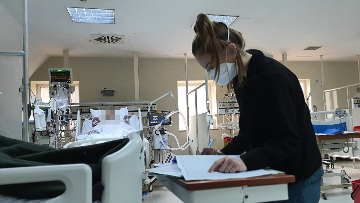 Türkiye, COVID yoğun bakım doluluk oranlarında, pandeminin başından bu yana belki de ilk kez en dip noktayı gördü. Aşılanma ve hafif seyirli yeni varyantlarla beraber, COVID enfeksiyonunda hastaneye yatış ve yoğun bakım ihtiyacı oldukça azaldı. İstanbul Üniversitesi - Cerrahpaşa, Cerrahpaşa Tıp Fakültesi Anestezi ve Reanimasyon Anabilim Dalı Öğretim Üyesi ve Türk Yoğun Bakım Derneği Başkanı Prof. Dr. Oktay Demirkıran, Sağlık Bakanı Fahrettin Koca'nın geçtiğimiz günlerde açıkladığı üçte bir oranındaki COVID yoğun bakım doluluk oranının, bu hafta daha da düşeceğini hatırlatarak, "Türkiye genelinde yoğun bakımlarda COVID hastaları gerçekten çok azaldı. Çoğu merkezde COVID yoğun bakımlar tek tek kapatılıyor ve artık elektif dediğimiz, pandemi nedeniyle ertelenen cerrahi hastalarımız için yataklar hazırda bekletiliyor" dedi. Kendi kliniklerinde de bir tane kritik durumdaki COVID hastası kaldığına işaret eden Prof. Dr. Demirkıran, Demirören Haber Ajansı'na önemli açıklamalarda bulundu.<br>