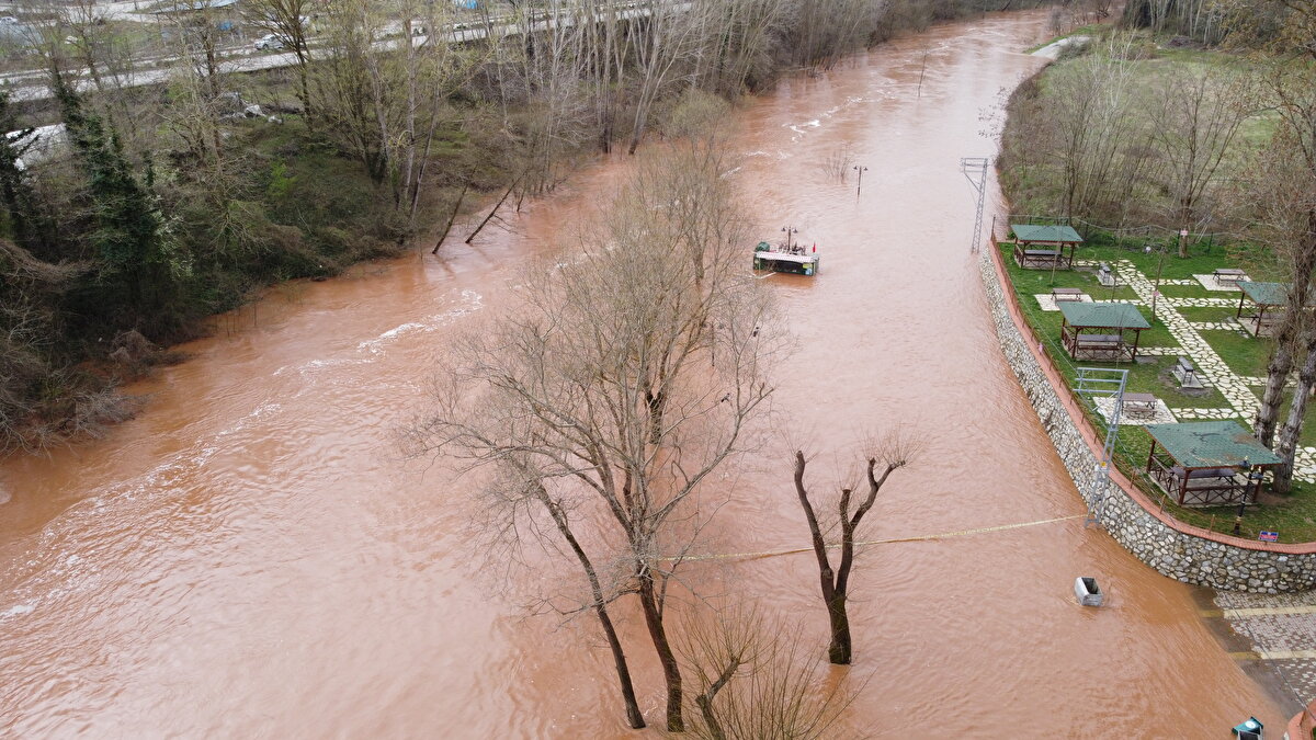 Yüksek kesimlerde karın da erimesiyle ırmak kenarındaki iskeleler su altında kalırken, bazı iskelelerin yıkıldığı görüldü.<br><br>