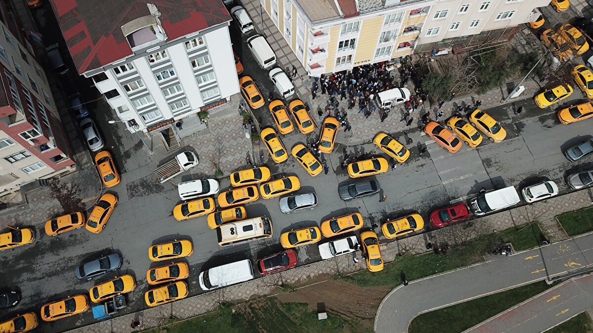 Zamdan aslında memnun olmadığını söyleyen Kenan Can Erzincan isimli taksici, "İstiyoruz ki hiç taksimetreye zam yapılmasın. Mazota indirim yapılsın. Bu yapılan zamlar geri alınsın. Aslında memnun değilim. Vatandaş kısa mesafe 28 lira ödeyecek. Nasıl olacak. Acil durumda binilir" dedi.<br><br>