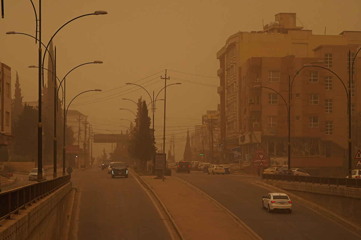 Kerkük Devlet Hastanesinden yapılan yazılı açıklamada, kentte yoğun kum fırtınasından dolayı onlarca kişinin etkilenerek nefes darlığı ve boğulma tehlikesi geçirdiği belirtildi.<br><br>