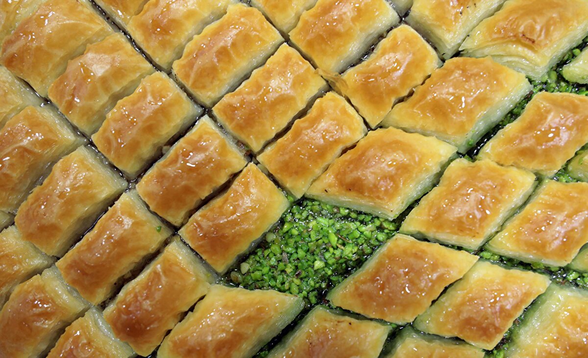 Baklava ustası Ömer Çelebioğulları, “Ramazan ayına çok yoğun girdik. Gaziantep baklavacılarının günlük üretimleri ortalama 30 ton civarındaydı. Üretim kapasitemiz ramazan ile günlük 60 tona yükseldi. Bu üretimin de yüzde 50’sini yurt dışına özel kargolarımızla ulaştırıyoruz. Üretimimizin geriye kalan kısmının yarısını ise yurt içine gönderiyoruz” dedi.