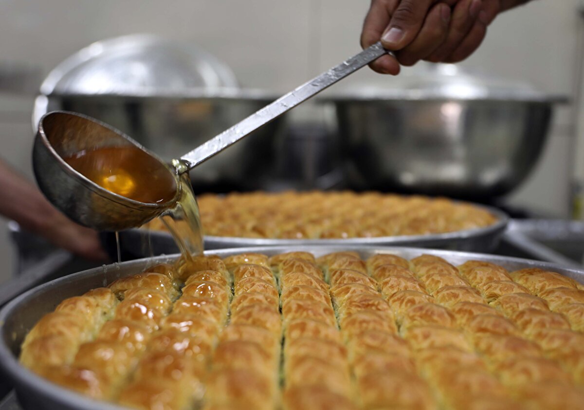 Sahur vakti tezgahlarının başına geçen ustaların el emeği ile hazırladığı günlük 60 ton baklavanın yarısı, paketlenerek yurt dışına önemli bölümü de farklı şehirlere uçak ya da otobüs ile ulaştırılıyor.<br>