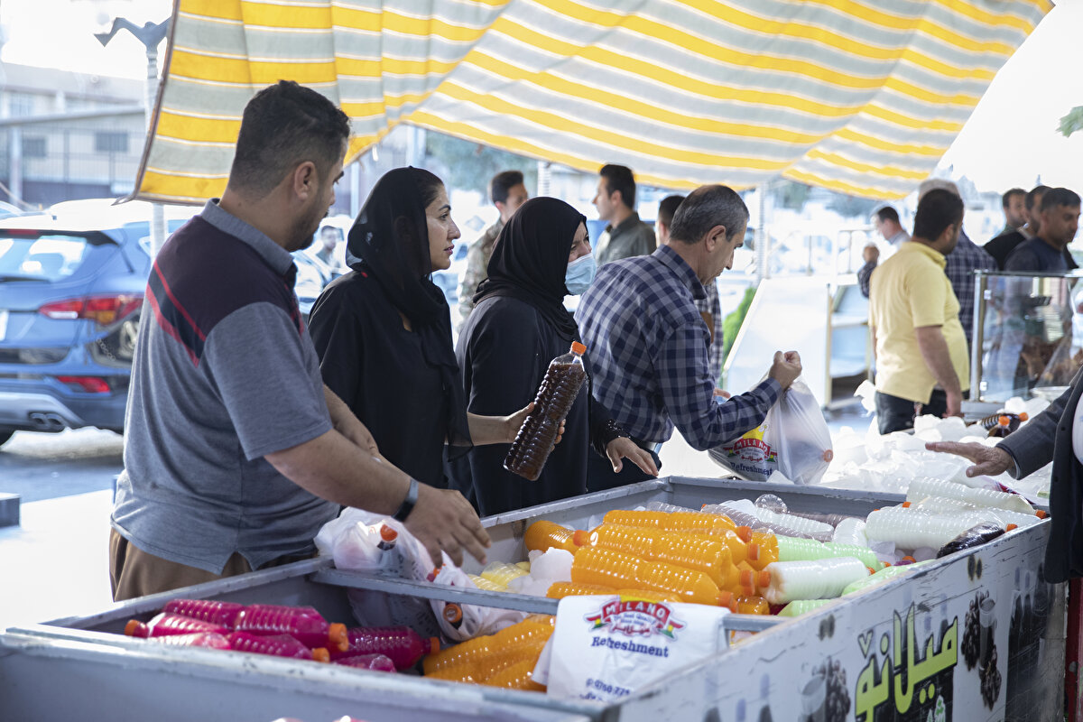 İftara yaklaşırken tatlı ve şerbet satan dükkanlara akın eden vatandaşlar aldıkları ürünlerle evlerine dönüp ezan vaktini bekliyor.