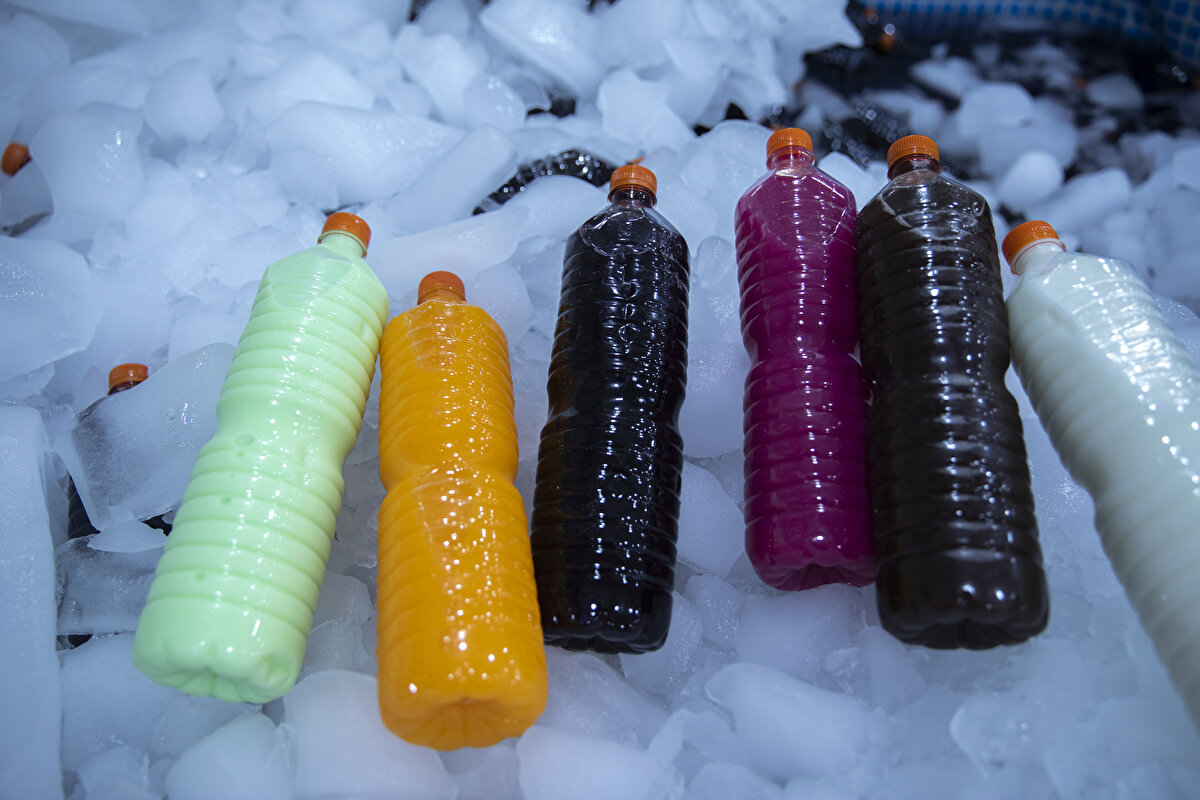 İftar sofralarının baş köşesinde yerini alan şerbet ve tatlılar, gece boyunca sahura kadar yoğun rağbet görüyor.